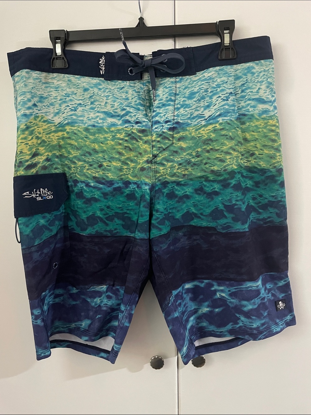 Salt Life Men’s Blue Green Gradient Wave Boardshorts